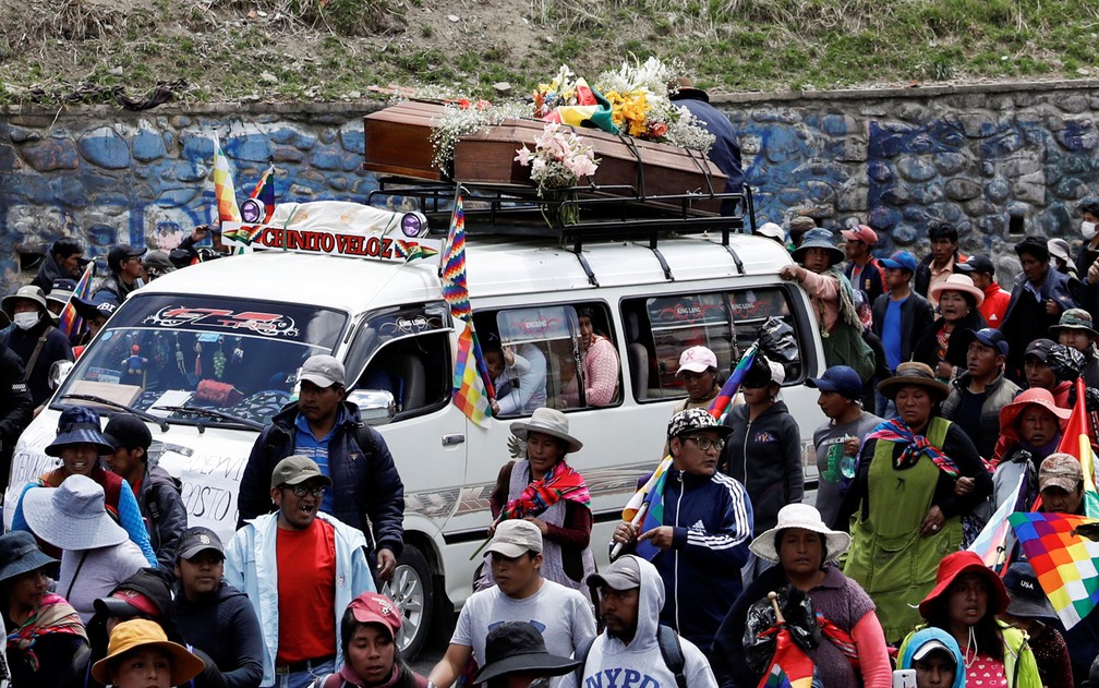 Apoiadores do ex-presidente Evo Morales acompanham caixões de mortos durante manifestações em durante protesto em La Paz, na Bolívia, na quinta-feira (21) — Foto: Reuters/Marco Bello