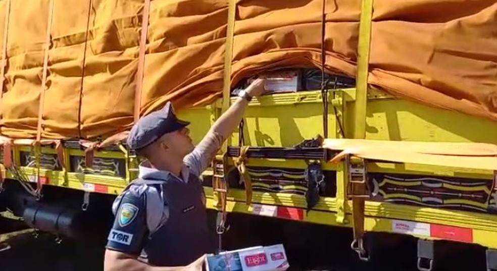 Cigarros foram encontrados dentro de caminhão em rodovia de Tatuí — Foto: Polícia Rodoviária/Divulgação