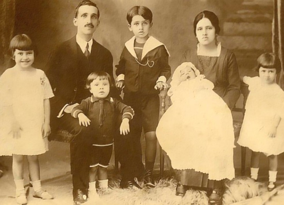 Irmã Dulce, ainda criança, à esquerda da foto, com a família — Foto: Reprodução/Site da Osid