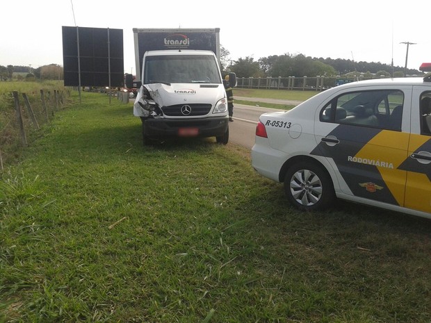 Caminhão bateu na traseira de carro na SP-127 em Tatuí (Foto: Divulgação/Corpo de Bombeiros)