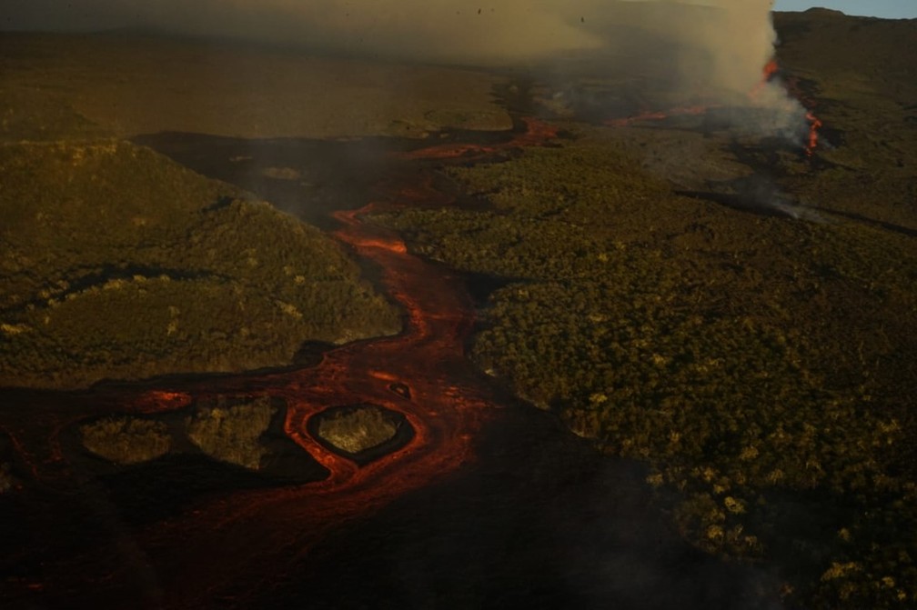 Rio de lava em Galápagos em 7 de janeiro de 2022 — Foto: Reprodução/Twitter/@parquegalapagos