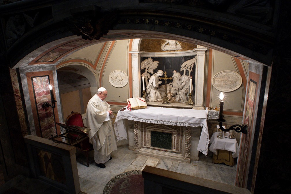 Papa Francisco celebrou uma missa privada na Basílica de Santa Maria Maior, em Roma, nesta terça-feira (8) — Foto: Vatican Media/Divulgação/Reuters