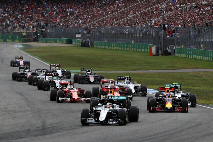 Lewis Hamilton assume a ponta na largada do GP da Alemanha (Foto: Getty Images)