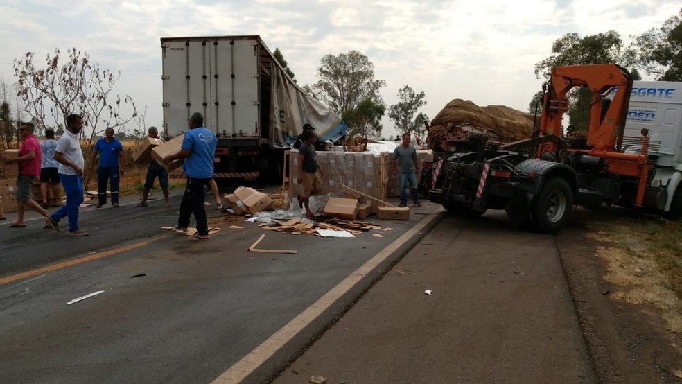 Batida traseira entre dois caminhões em Patos de Minas (MG) — Foto: Paulo Barbosa/G1