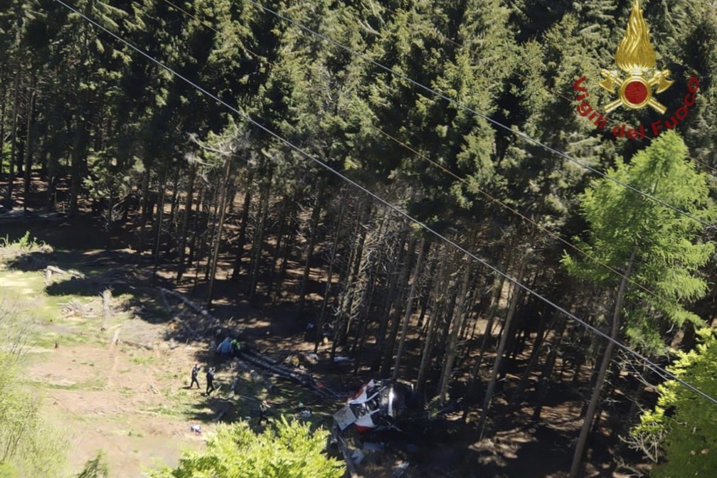 Equipes de resgate trabalham em meio aos os destroços de um teleférico que ele desabou perto do cume da linha Stresa-Mottarone na região de Piemonte, norte da Itália, neste domingo (23). — Foto: Soccorso Alpino e Speleologico Piemontese via AP