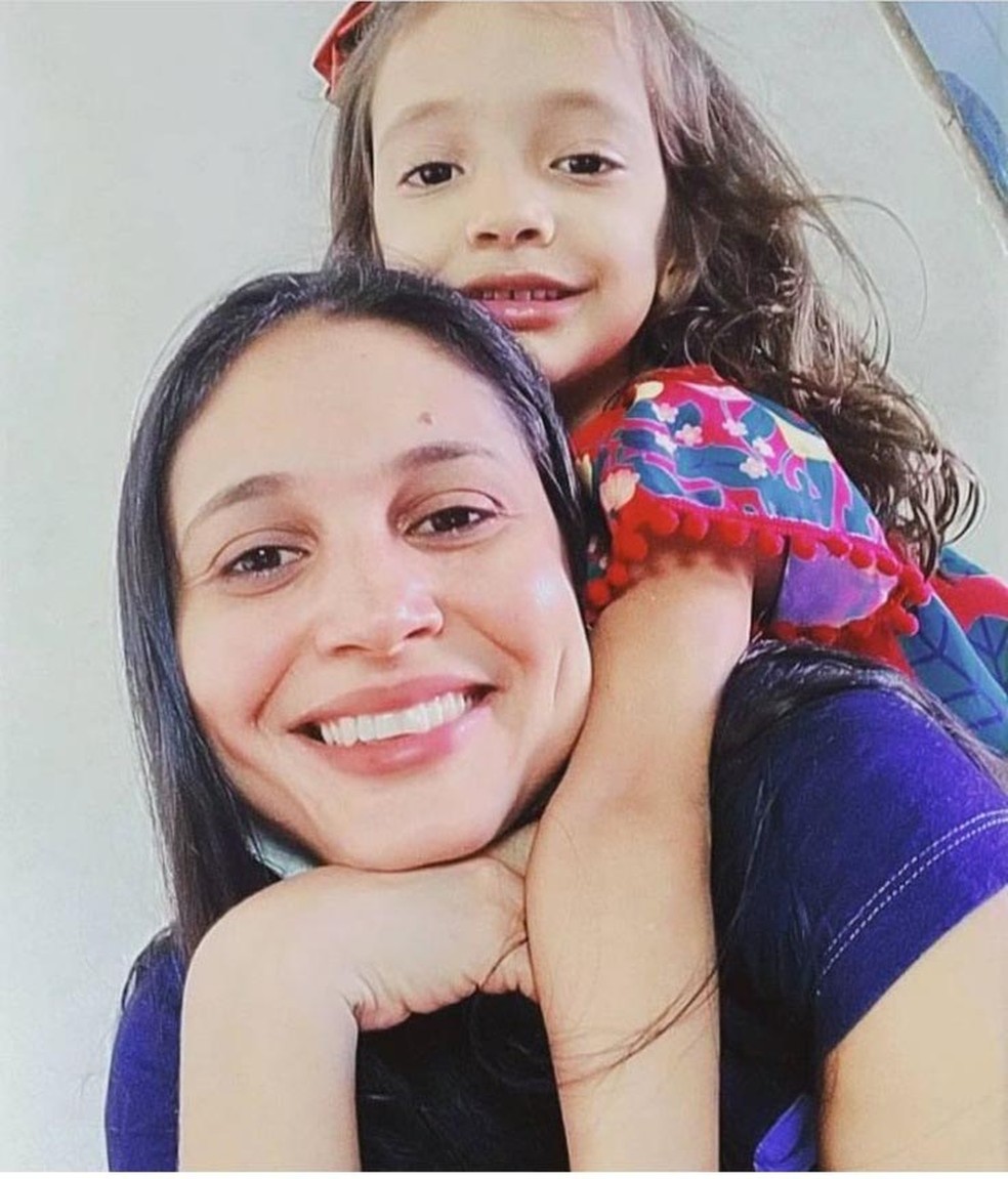 Julianne Magalhães, de 36 anos, e a filha, Maria Júlia, de 5 anos — Foto: Reprodução /Redes Sociais
