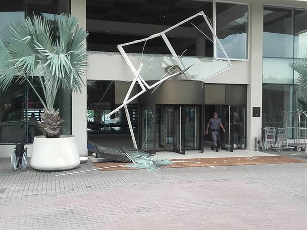 Parte da fachada do hotel ficou destruída em Guarujá (Foto: G1)
