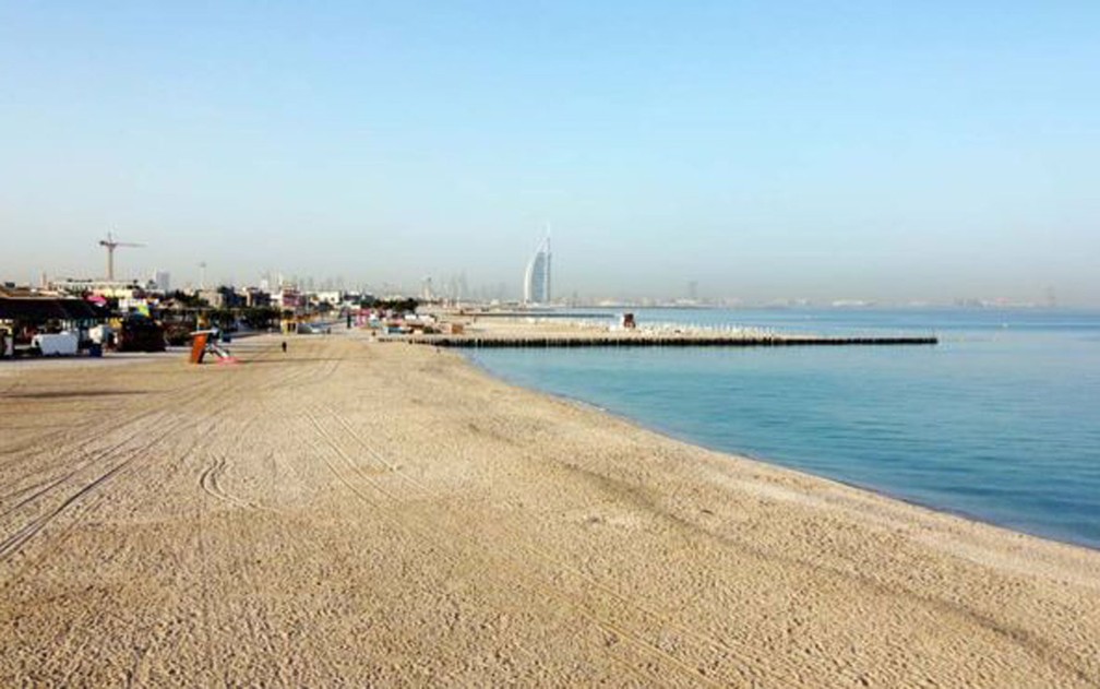 Uma foto tirada por um drone mostra uma praia deserta em Dubai. Os Emirados Árabes Unidos fecharam suas principais atrações turísticas e culturais, incluindo parques e praias, até 30 de março, além de suspenderem a emissão de vistos para estrangeiros — Foto: Mahmoud Khaled/EPA/BBC