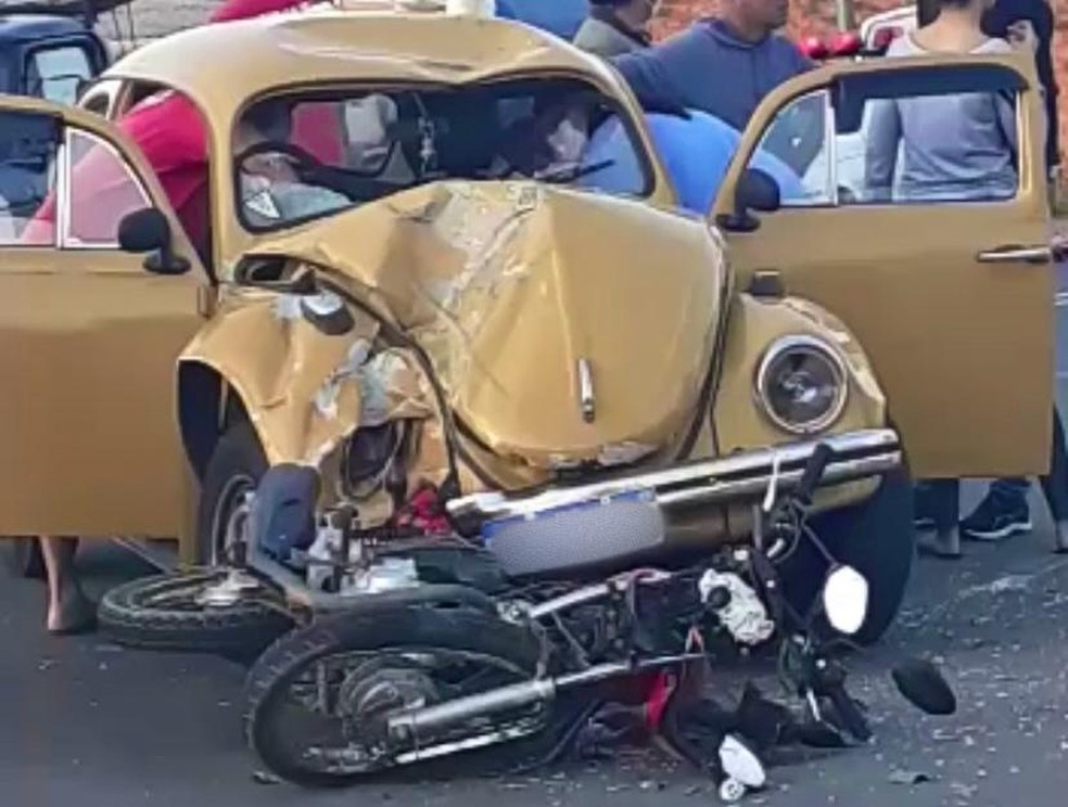 Motorista do Fusca e motociclista foram socorridos em estado grave após acidente em São Miguel Arcanjo — Foto: Arquivo Pessoal