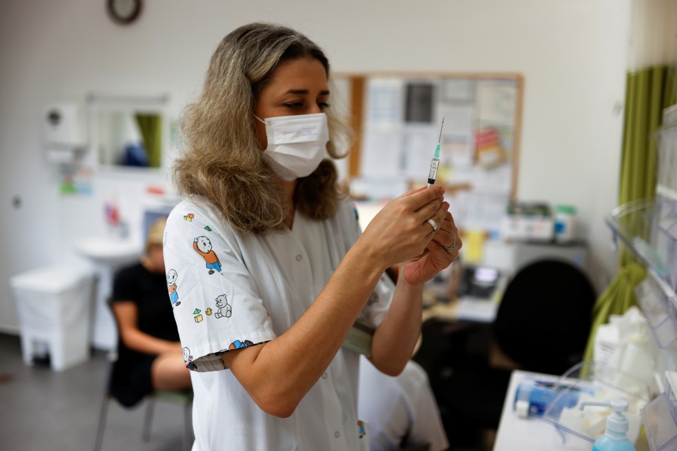 Profissional de saúde prepara dose de vacina contra a Covid-19 em Tel Aviv, Israel, no dia 21 de junho. — Foto: Amir Cohen/Reuters