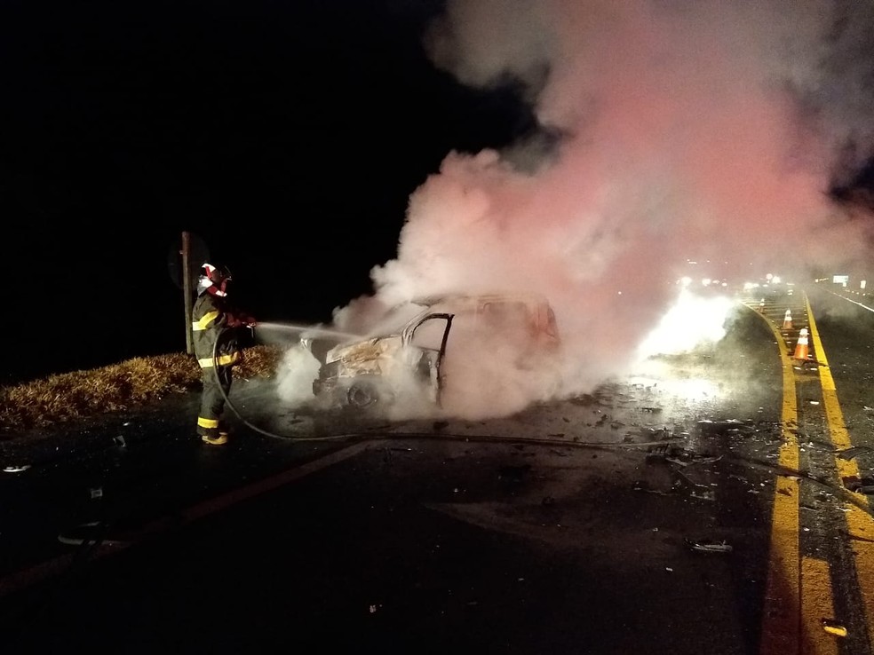 Um dos carros pegou fogo e as chamas foram controladas pelos bombeiros — Foto: Divulgação/Corpo de Bombeiros