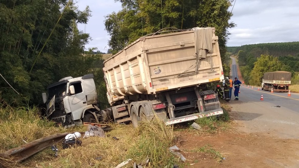 Acidente entre caminhonete e caminhão foi em Angatuba (SP) — Foto: Jamie Rafael/TV TEM