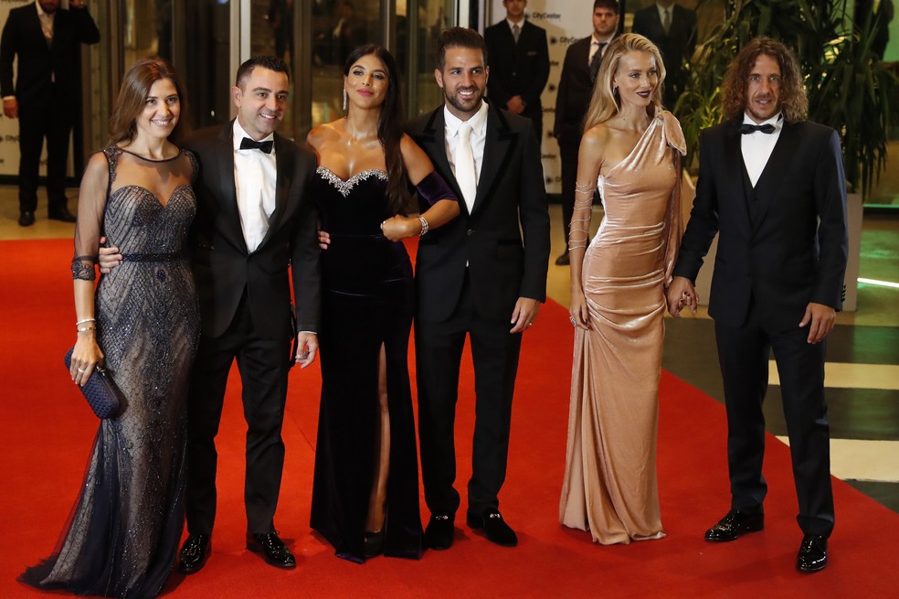 Xavi, Fàbregas e Puyol chegam com suas esposas ao casamento de Messi (Foto: EFE)