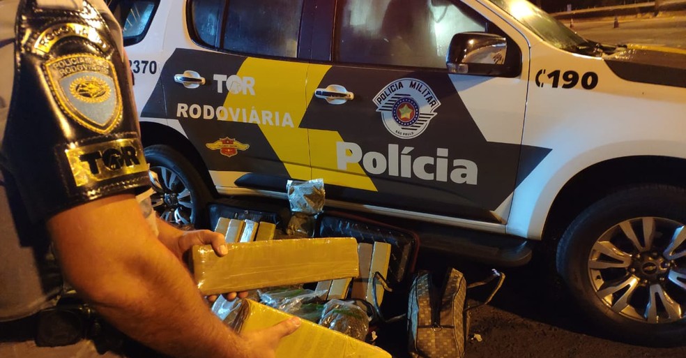Droga foi encontrada nas bolsas que as mulheres transportavam no bagageiro — Foto: Polícia Rodoviária/Divulgação