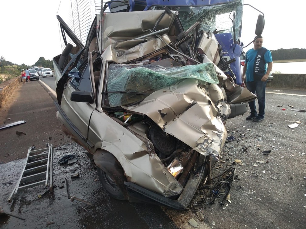 Motorista ficou ferido após colisão entre carro e caminhões em Avaré (SP) — Foto: Arquivo Pessoal