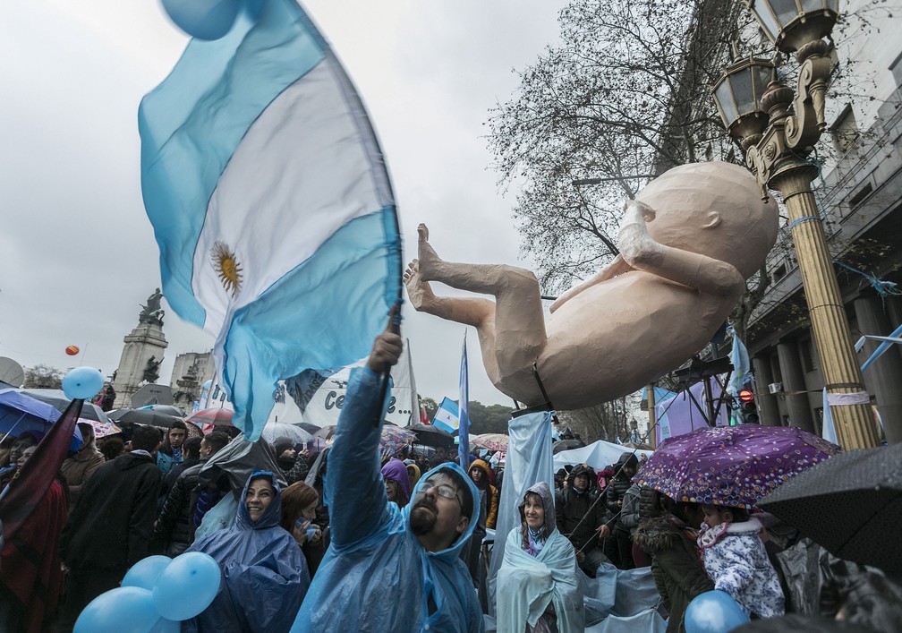 Ativistas contra a legalização do aborto protestam em Buenos Aires, na Argentina — Foto: Alberto Raggio/AFP