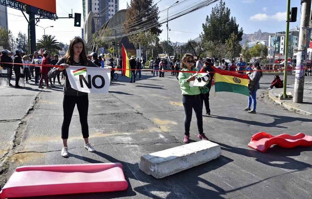 Em 2019, manifestantes fecham rua de La Paz em protesto contra possível 4º mandato de Evo Morales na Bolívia — Foto: Aizar Raldes/AFP