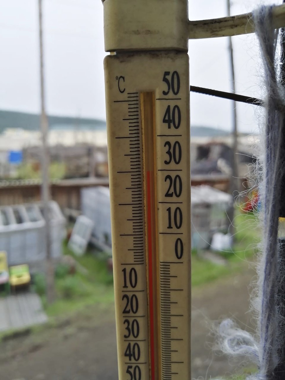 Termômetro em Verkhoyansk, na Rússia, marca mais de 30°C neste domingo (21), temperatura pouco usual mesmo no verão russo — Foto: Olga Burtseva via AP