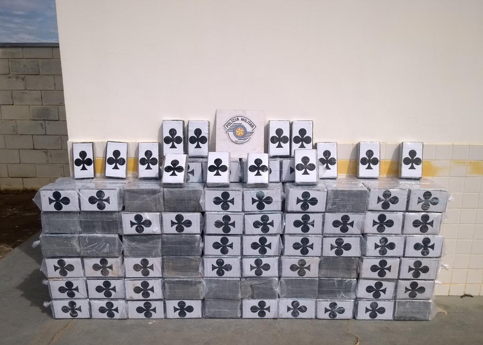 Mais de 500 tabletes de cocaína foram apreendidos em Itatinga — Foto: Polícia Rodoviária / Divulgação