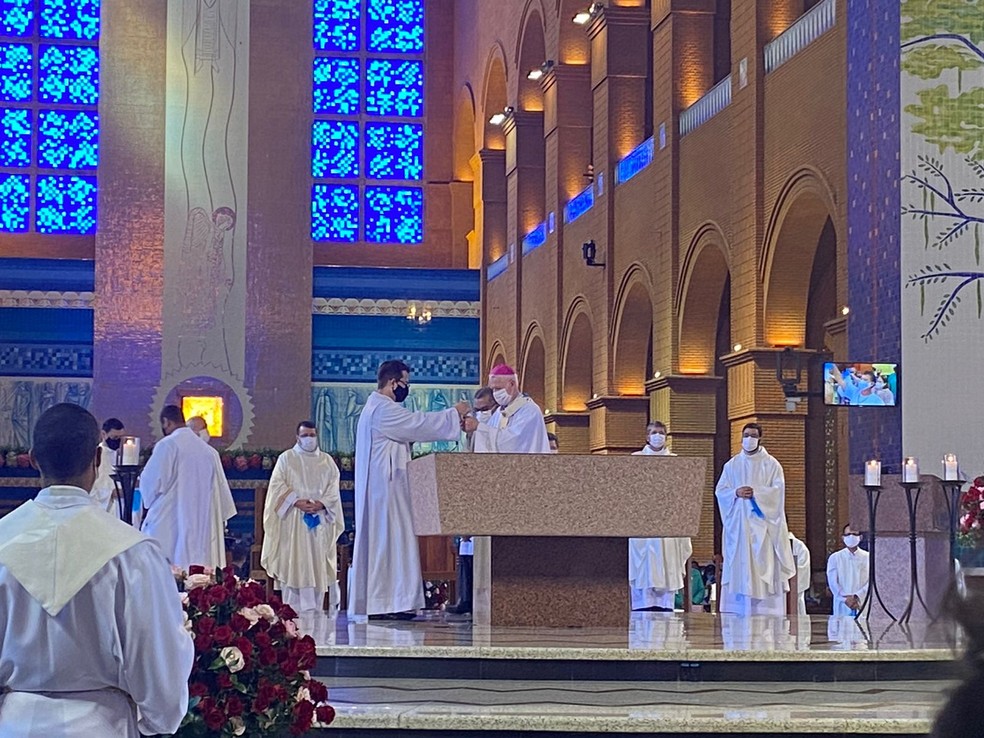 Missa das 9h no Dia da Padroeira foi celebrada por Dom Orlando Brandes, Arcebispo de Aparecida — Foto: Poliana Casemiro/ g1