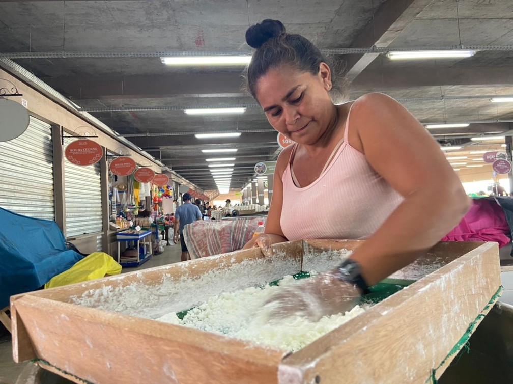 CALHA NORTE - A agricultora Nilza Cavalcante dos Santos, de 35 anos, na Feira Municipal de Tefé.  — Foto: Mayara Subtil/Rede Amazônica