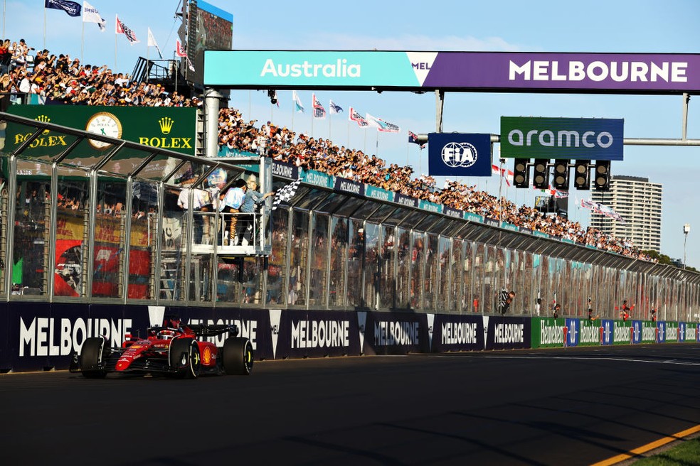 Charles Leclerc recebe bandeirada no GP da Austrália da F1 2022