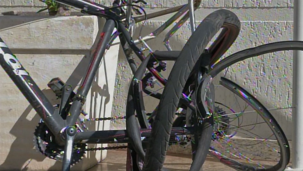 Bicicleta ficou danificada após acidente em Avaré (SP) — Foto: Reprodução/TV TEM