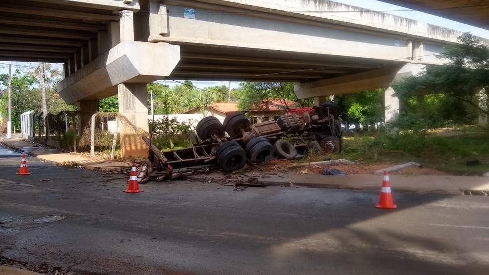 Caminhão caiu de ponte em Tietê; motorista morreu — Foto: Arquivo Pessoal
