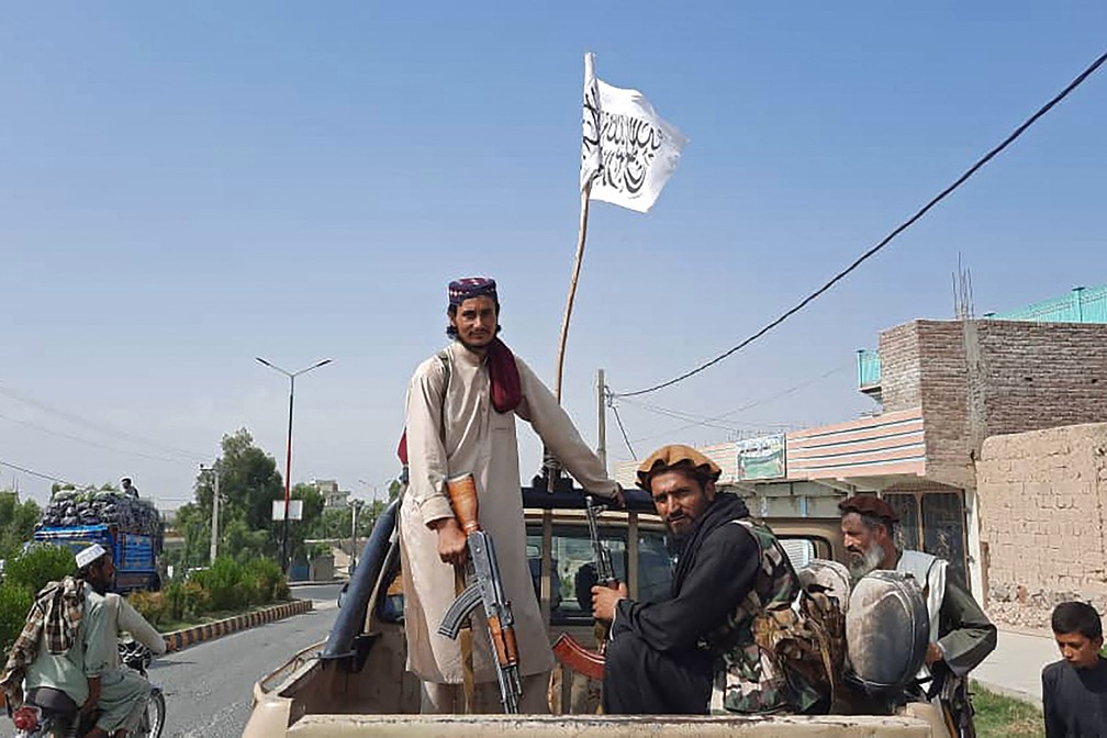 Membros do Talibã na província de Laghman, Afeganistão, em 15 de agosto de 2021 — Foto: AFP