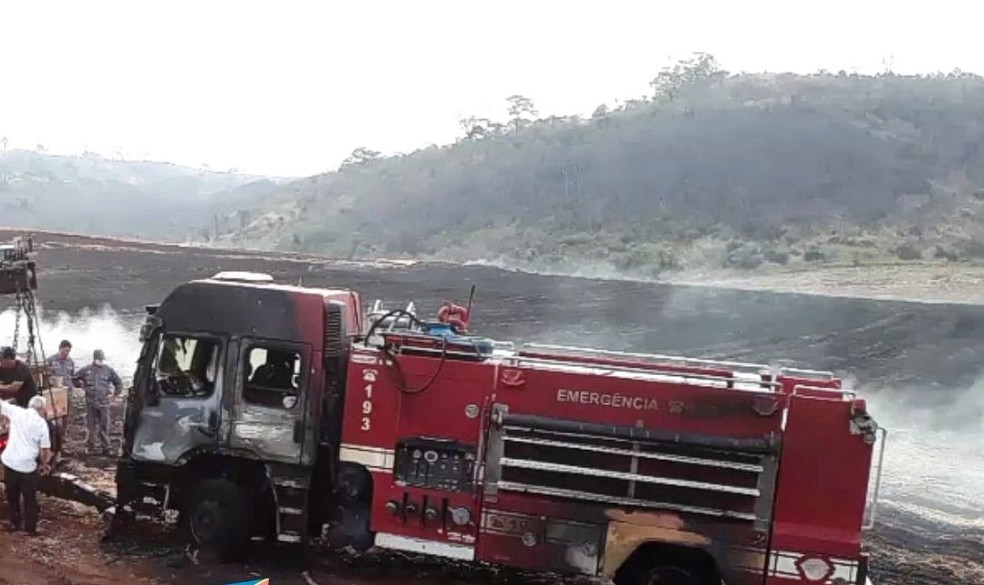 Caminhão dos bombeiros foi atingido quando equipe combatia chamas em distrito de Dois Córregos — Foto: Luizinho Andretto/ Divulgação 