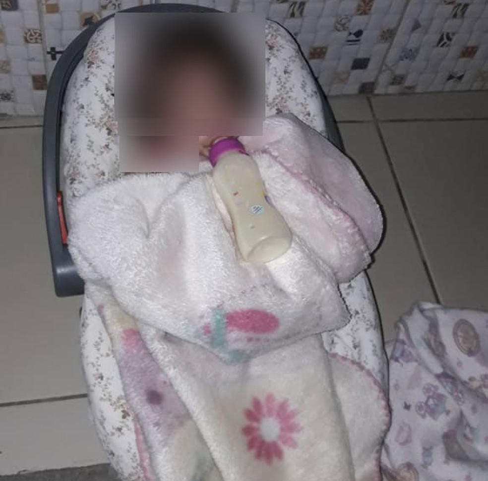 Em creche particular de Itapecerica da Serra, fotos mostram que bebês eram deixados sozinhos com suas mamadeiras. — Foto: Arquivo pessoal