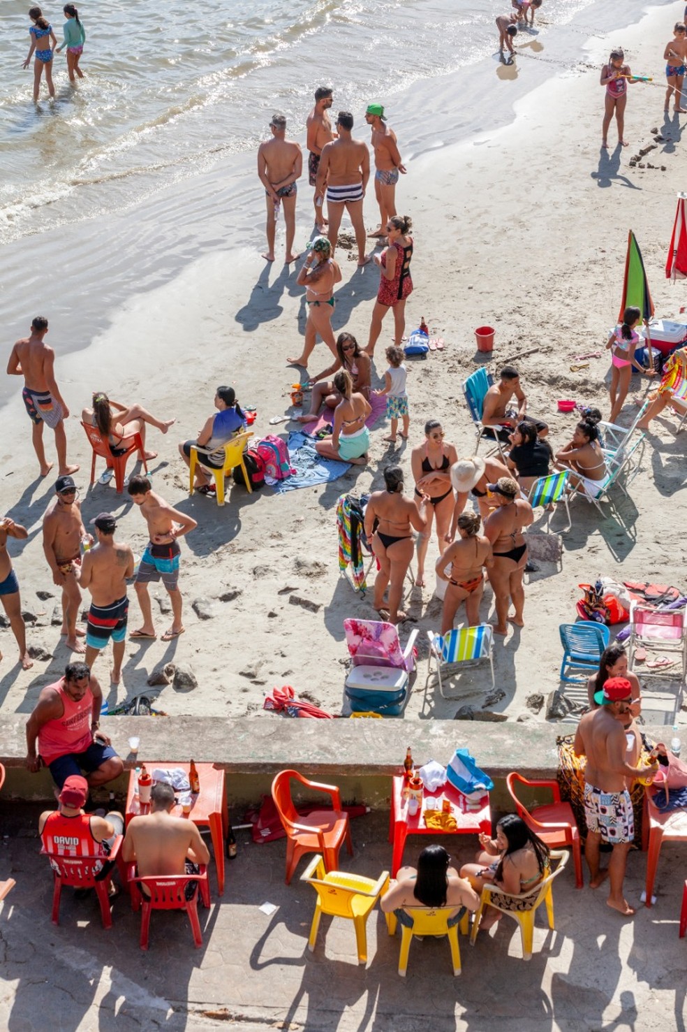 Banhistas desrespeitam decreto e não utilizam máscara na praia — Foto: Leandro Ordonez/ Arquivo Pessoal