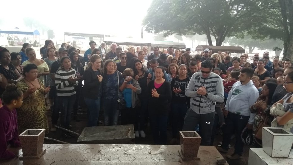 Enterro foi marcado pela emoção de familiares e amigos da menina — Foto: Alceu Franco/RPC