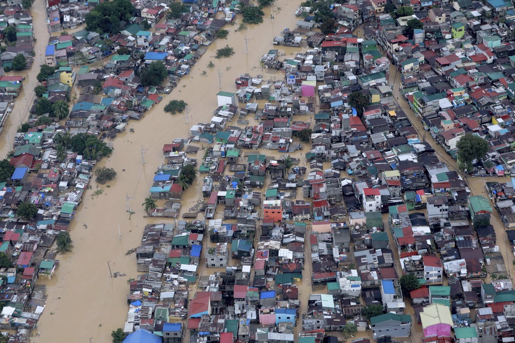 Partes da cidade de Manila, capital das Filipinas, ficaram debaixo d'água nesta quinta-feira (12) — Foto: Ace Morandante/Malacanang Presidential Photographers Division/AP