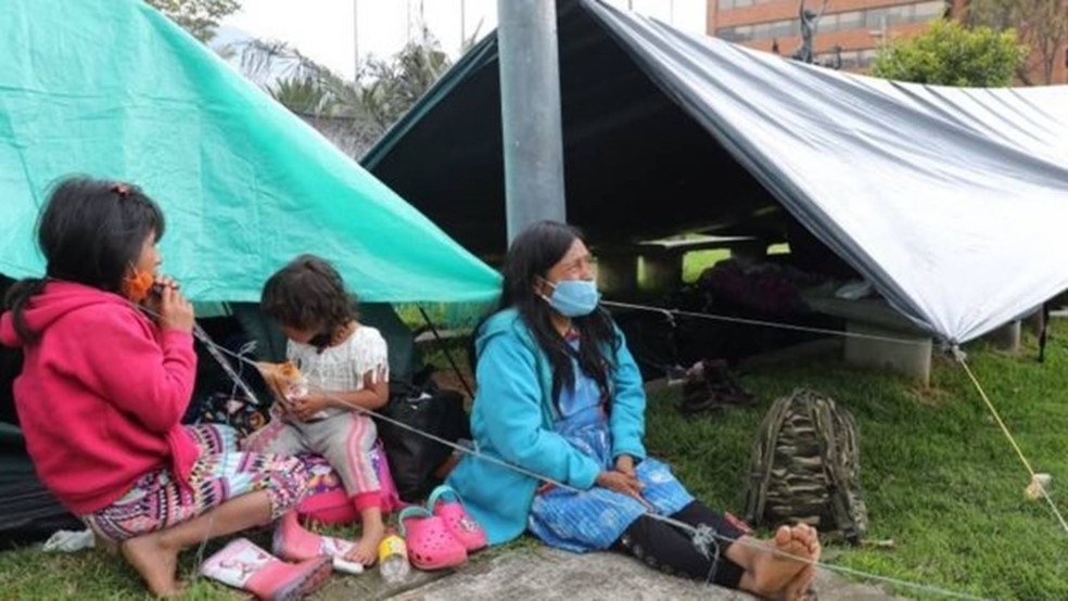 Não é incomum ver grupos de Emberas nas ruas de Bogotá pedindo esmolas — Foto: EPA
