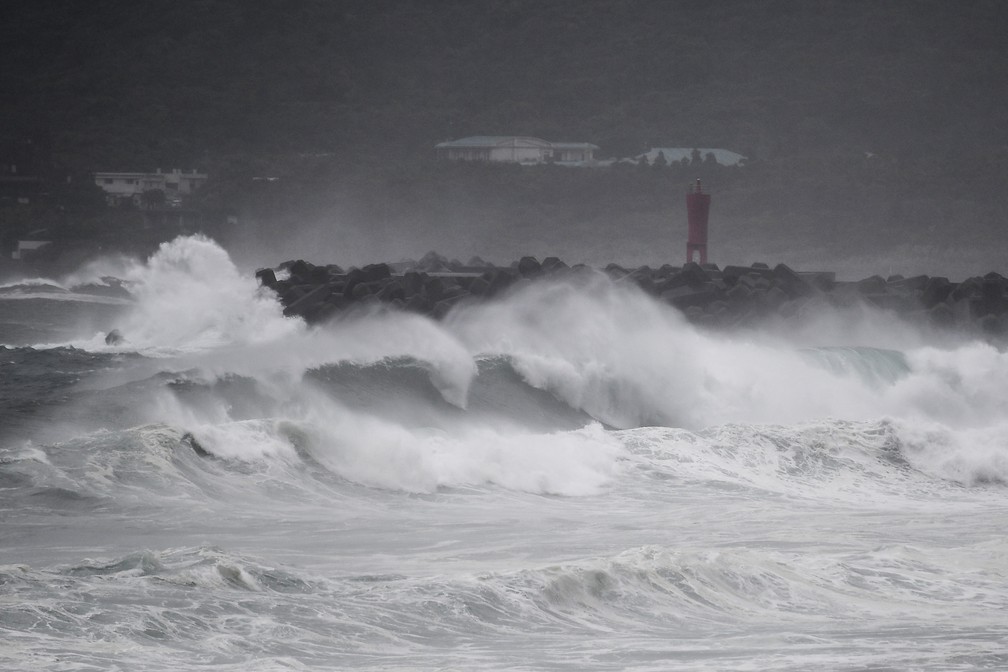 Chegada do tufão Haishen à costa japonesa — Foto: Charly Triballeau/AFP