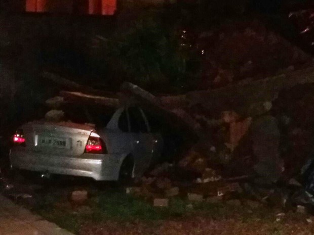 Muro caiu sobre carro de vizinho em Palhoça (Foto: Defesa Civil/Divulgação)