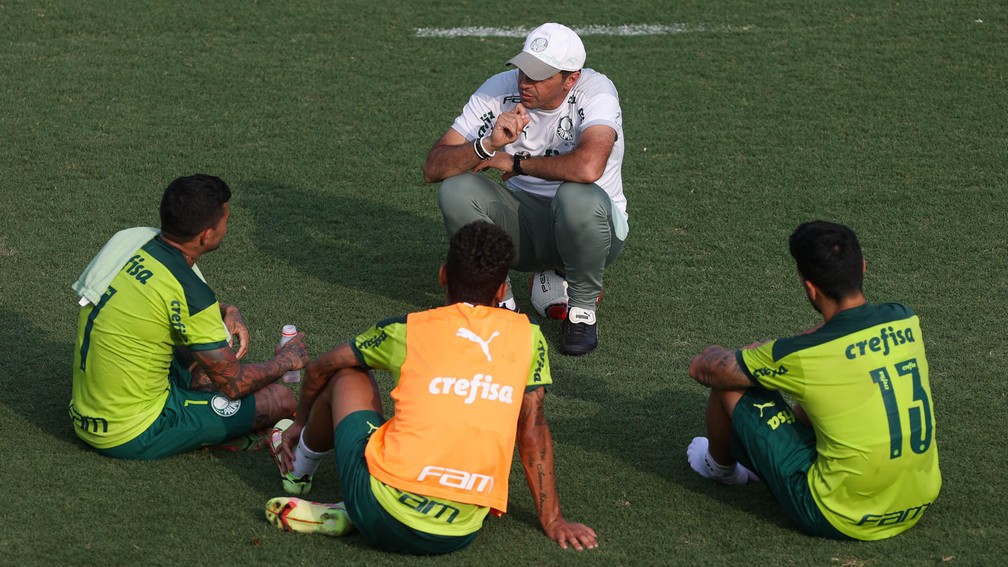 Abel Ferreira conversa com jogadores do Palmeiras na Academia — Foto: Cesar Greco / Ag. Palmeiras
