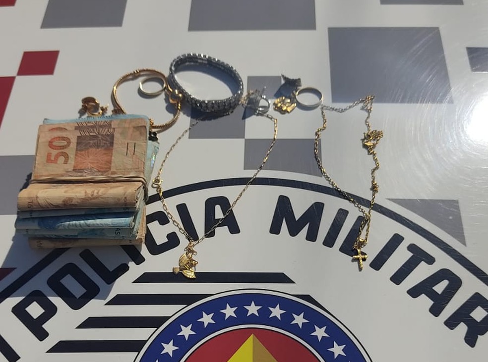 Dinheiro e joias foram recuperados pelos PMs — Foto: Divulgação/ Polícia Militar