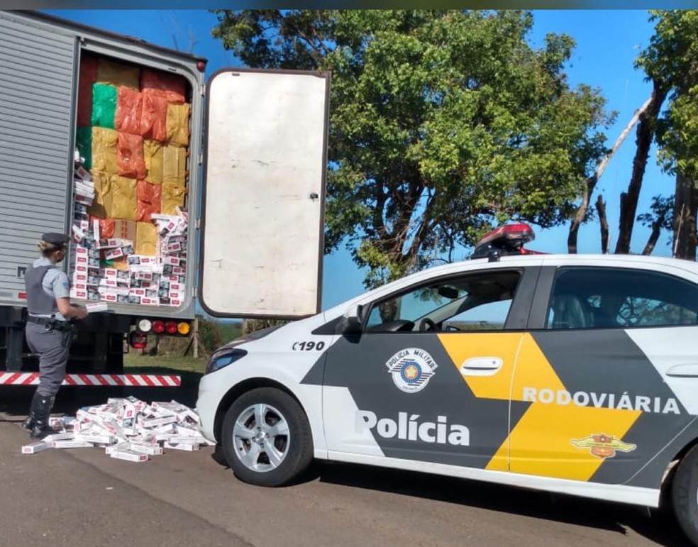 Caminhão levava cerca de 580 caixas de cigarros no compartimento de bagagem; motorista foi levado para a Polícia Federal — Foto: Polícia Rodoviária/Divulgação