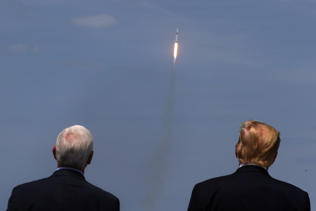 Mike Pence e Donald Trump, vice e presidente dos EUA, acompanham o lançamento do foguete da SpaceX na Flórida neste sábado (30) — Foto: Jonathan Ernst/Reuters