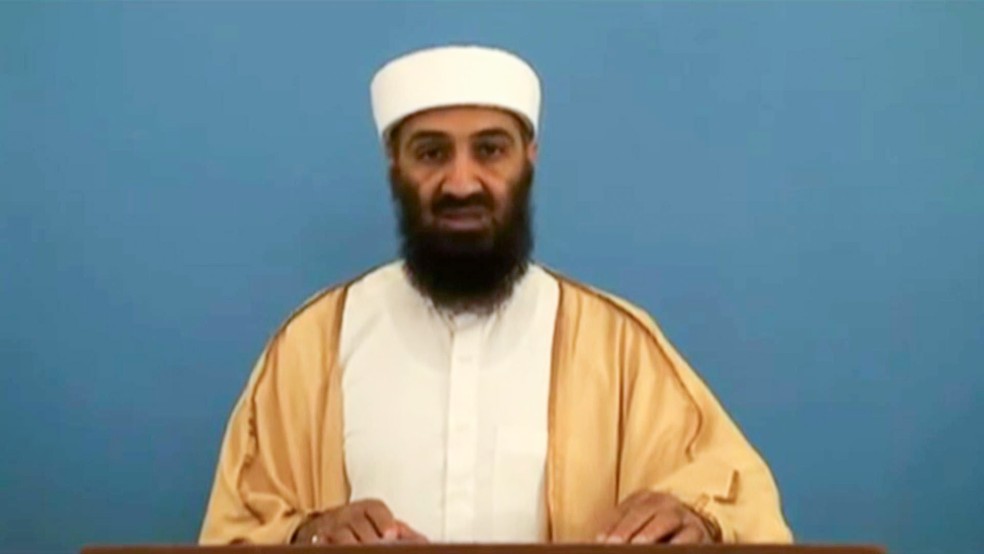 Osama Bin Laden em frame de vídeo divulgado em maio de 2015. O material estava no esconderijo onde o terrorista foi morto em 2011 — Foto: Reprodução via AFP