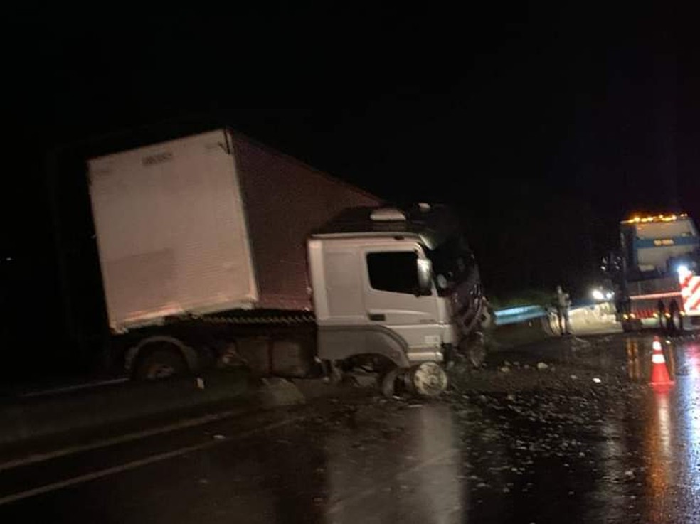 Apesar dos estragos, motorista não teve ferimentos — Foto: Garça Cidade Maravilhosa/Divulgação