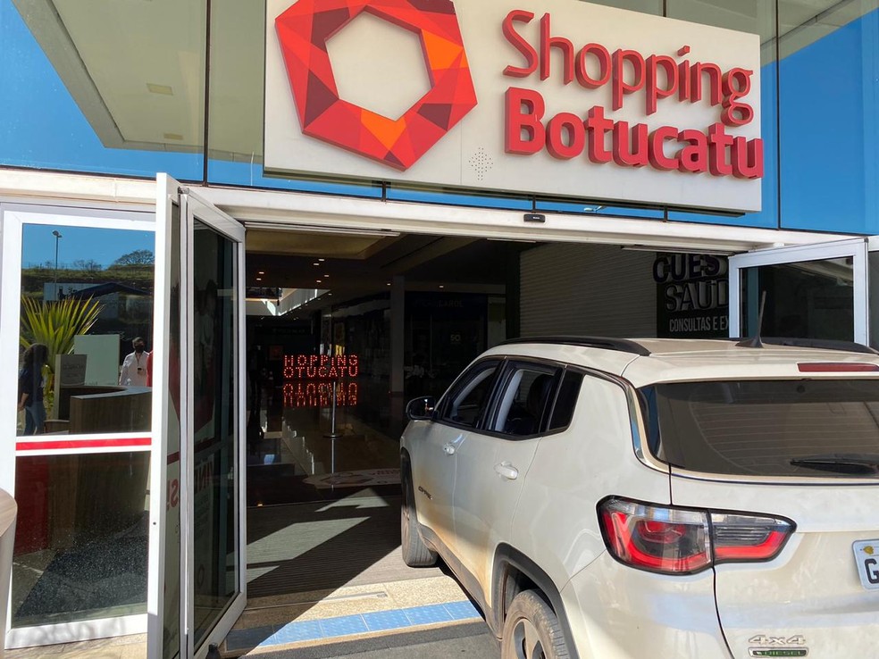 Shopping adota drive-thru e libera carros nos corredores das lojas em Botucatu — Foto: Guilherme Miletta/TV TEM