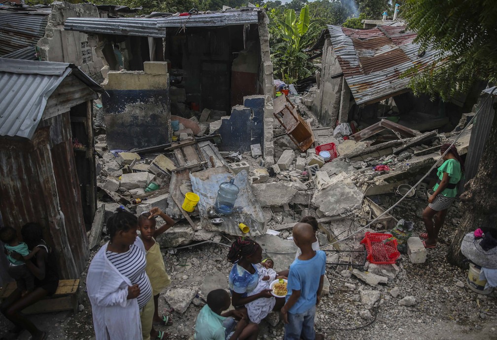 Número de mortos em terremoto no Haiti passou de 700  — Foto: Joseph Odelyn/AP
