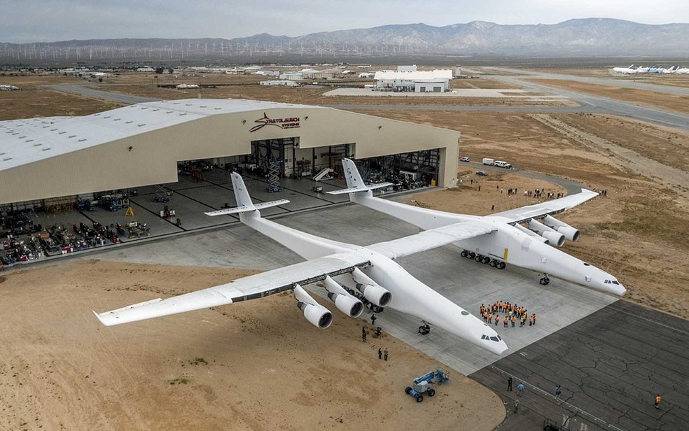  O maior avião do mundo tem duas fuselagens, unidas por uma asa de 117 metros  — Foto: April Keller / Stratolaunch Systems Corp / AFP Photo 