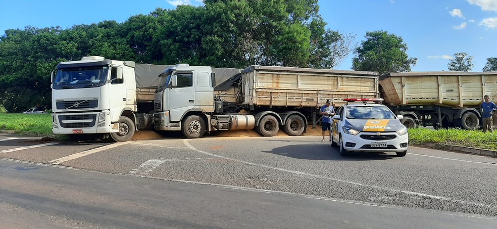 Veículos colidiram na Rodovia Raposo Tavares na tarde desta terça-feira (22), em Ourinhos (SP). — Foto: Jornal Negocião/Reprodução