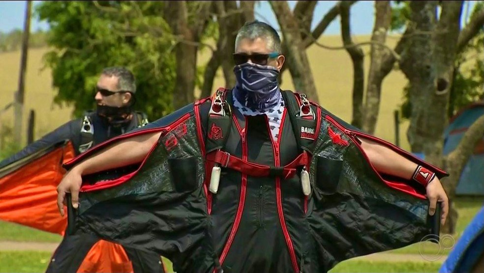 Paraquedistas saltam de wingsuit e batem recorde sul-americano em Boituva — Foto: TV TEM/Reprodução