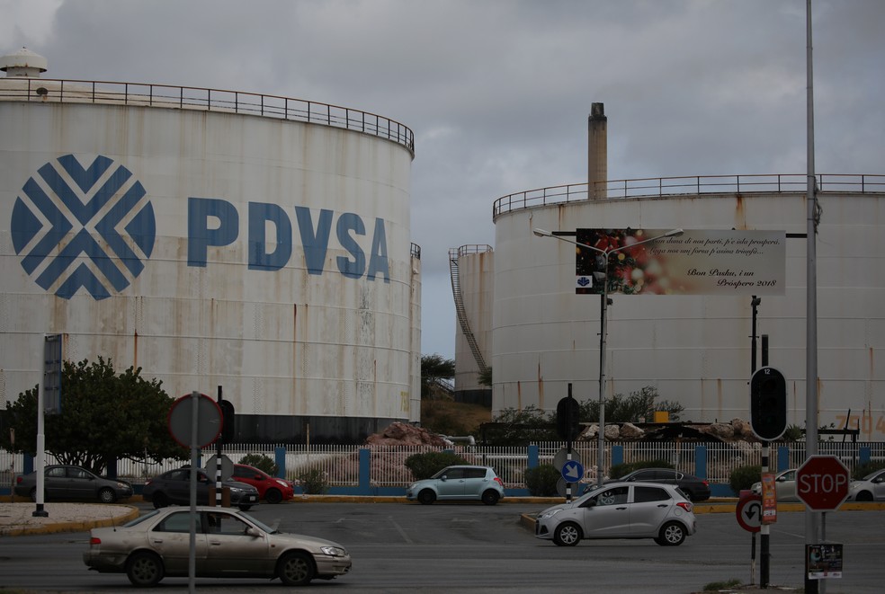 Tanques com o logo da PDVSA em refinaria em Curaçao; foto de 22/04/2018 — Foto: Andres Martinez Casares/Reuters