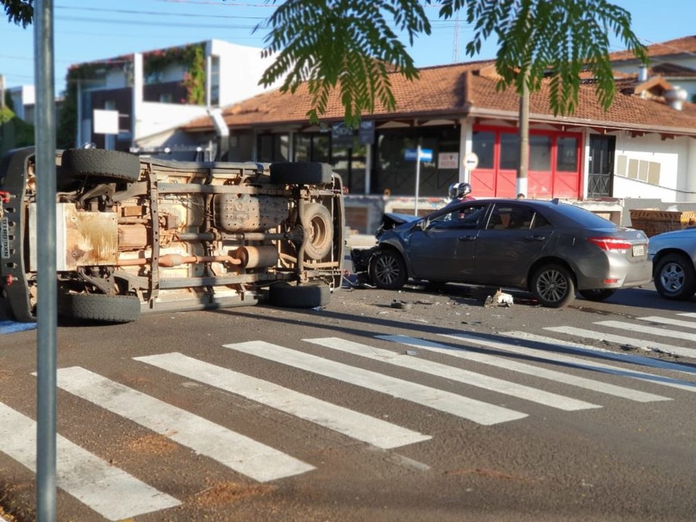 Segundo o Corpo de Bombeiros, ninguém ficou ferido, mas acidente complicou o trânsito na região — Foto: Divulgação